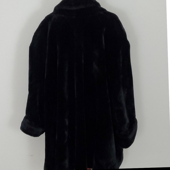 🥳POSH PICK 🔥EXQUISITE HIGH END BLACK FAUX COAT - Picture 2 of 4